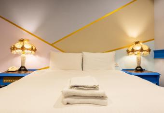 I HI Sanduo Travel Hotel allows 18 year olds to book a room