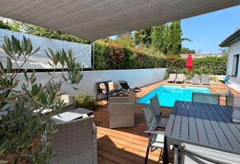 STUDIO avec PISCINE has Balcony rooms