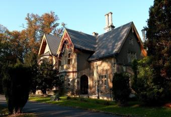 Loveck   Z  me  ek   ilhe  ovice allows 18 year olds to book a room