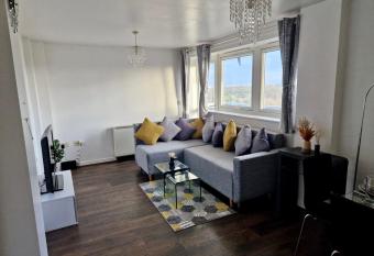 1-Bedroom Flat Close to Manchester Airport has Balcony rooms
