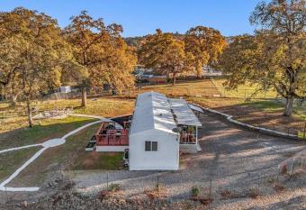 Cozy Cabin w/breathtaking views allows 18 year olds to book a room