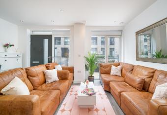 Madika Homes - Cosy 2 Bed 2 Bath in Colindale London allows 18 year olds to book a room