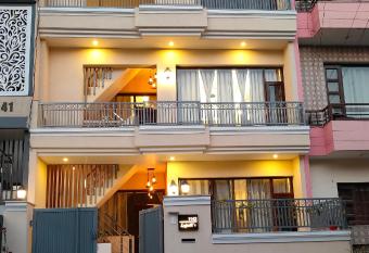 Aura Home Stay has Balcony rooms
