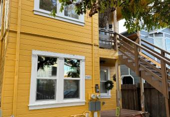 Bumblebee House has Balcony rooms