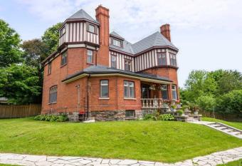 2 bedroom apartment in historical home allows 18 year olds to book a room