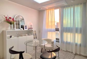 Meomoom stay cl allows 18 year olds to book a room