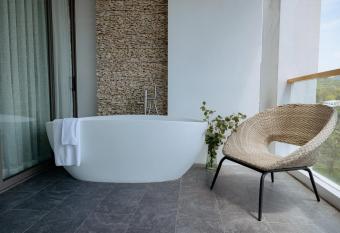 Elite Atoll Serviced Apartments Phuket has rooms with a private hot tub