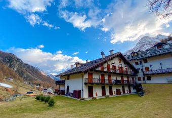 Lys Apartment has Balcony rooms