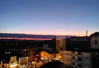   timo quarto, requinte. has Balcony rooms