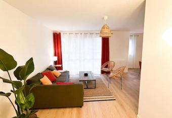 La Baugerie enchant  e has Balcony rooms