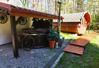 Le  ne Zacisze has rooms with a private hot tub