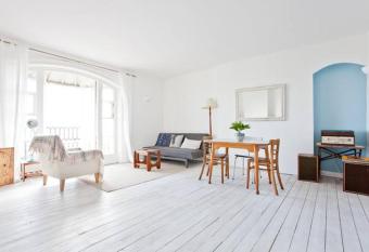 Stunning 2 bed with Sea View in Hastings Old Town has Balcony rooms