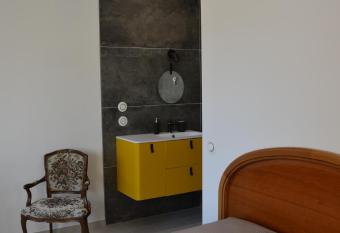 L Arche de No   allows 18 year olds to book a room