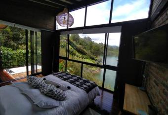 Caba  a con jacuzzi y acceso al embalse - Portum II allows 18 year olds to book a room
