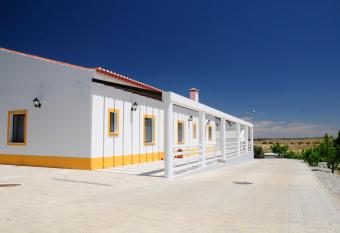 Corvos e Cadavais has Balcony rooms