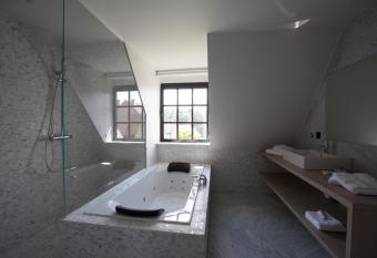 Hotel De Lissewal has rooms with a private hot tub