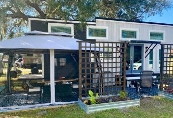 Lively Pet-Welcoming Tiny Haven in Bustling Clermont! has Balcony rooms