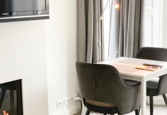 b&b het Herenhuys aan de historische gracht van Kollum allows 18 year olds to book a room