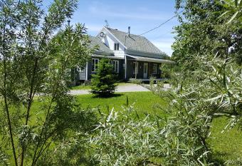 Gite chez Gilles L  vesque allows 18 year olds to book a room