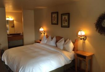 Linderhof Inn has Balcony rooms