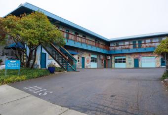 Ashland Commons Hostel has Balcony rooms