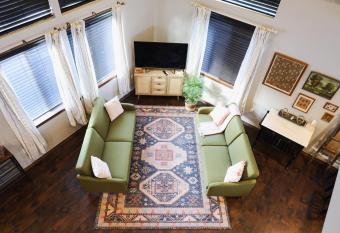 Lepista Landing Family Home Near Downtown Kfalls has Balcony rooms