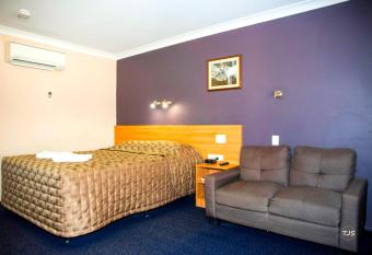 SunPalms Motel has Balcony rooms