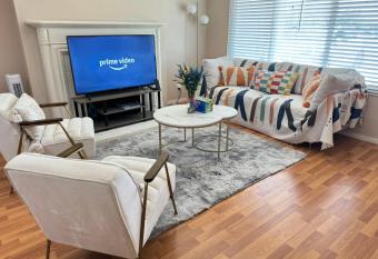 New remol modern tranquil house near SFO has rooms with a private hot tub