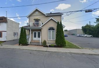 2 Level Apartment in downtown Hawkesbury. allows 18 year olds to book a room