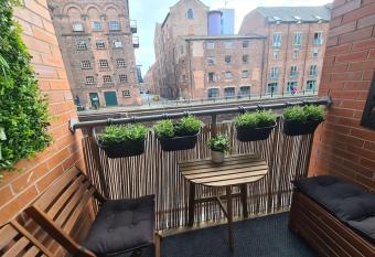 Stylish & recently refurbished Chester apartment - Up to 6 has Balcony rooms