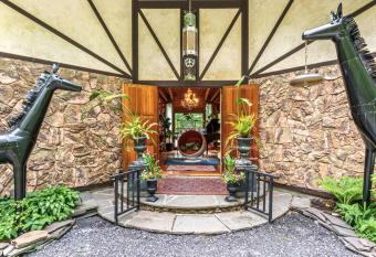 Villa Sposa has rooms with a private hot tub