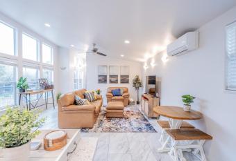 Serene Hill Country Home w/ Romantic Garden Escape has Balcony rooms