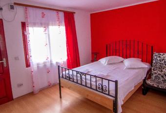 Camere de   nchiriat Doriana allows 18 year olds to book a room