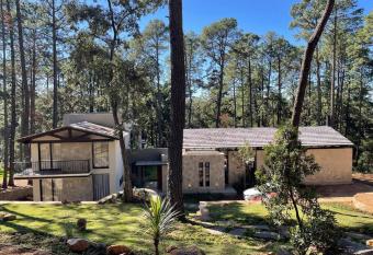 Caba  a Tres Lunas, Tapalpa, Jalisco has rooms with a private hot tub