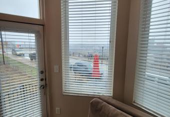 Charming Studio-Panoramic View-Your Pittsburgh Sanctuary allows 18 year olds to book a room