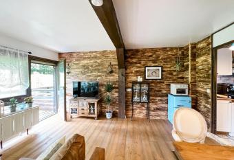 Geographer  s Suite allows 18 year olds to book a room