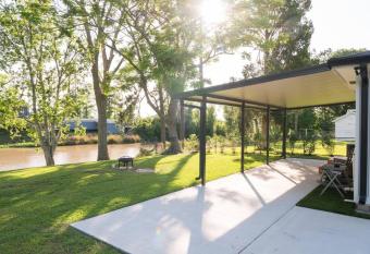 Bayou Retreat-Located on Tranquill Bayou Lafourche allows 18 year olds to book a room