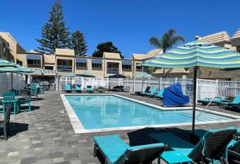 Amazing Location - Large and Luxurious 1 Bedroom Beach Condo By Beaches and Attractions has Balcony rooms