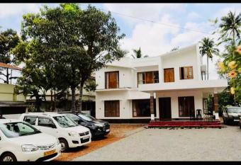 Spacious & Comfortable Home Stay ! has Balcony rooms