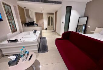 Luxury Studios Key 4 has rooms with a private hot tub