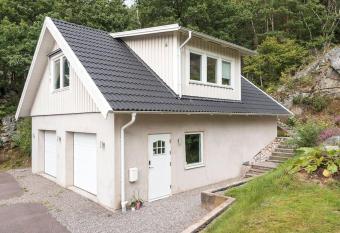 A lovely bright apartment with it s own entrance allows 18 year olds to book a room