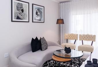 Luminant Escapes -With Power Backup has rooms with a private hot tub