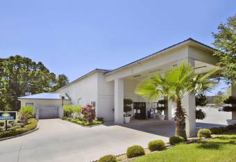 Days Inn by Wyndham Chipley has Smoking rooms