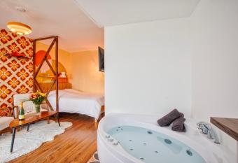 Suite ann  e 70 - Baln  o et balcon allows 18 year olds to book a room