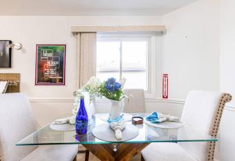 SmartHome- Omaha Homestay with EV Charging allows 18 year olds to book a room