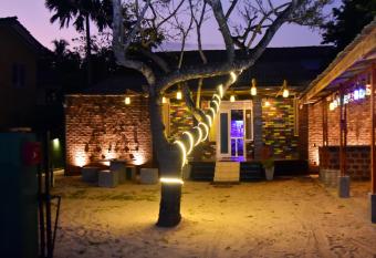 Purple Beach - Weligama allows 18 year olds to book a room