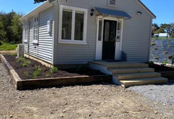 Ohariu Farm Cottage has Balcony rooms