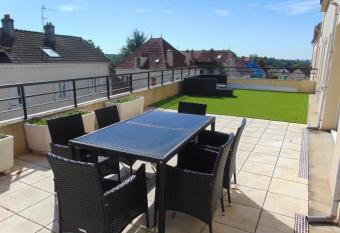 3 pi  ces grande terrasse has Balcony rooms