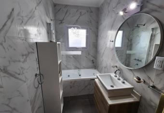 Casa Quinta Alquiler por Dia has rooms with a private hot tub