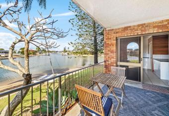 Anjuna, 2 bedroom apartment on canal allows 18 year olds to book a room